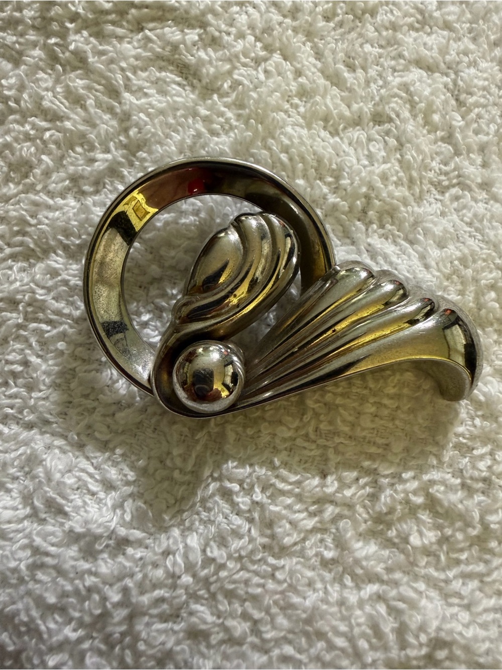 Vintage Unsigned Trifari Style Silver Tone Swirl Ribbon Brooch Mid Century Pin